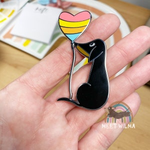 Emaille pin teckelballon: ruwharige hondenbroche
