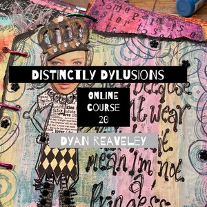 Op de afbeelding: Kunstjournaalpagina met de tekst "Distinctly Dylusions Online Course 20" en "Dyan Reaveley". Het kunstwerk bevat een vrouwengezicht, een kroon en de zin "I don't wear it, mean I'm not a Princess".