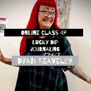 Puede incluir: Una mujer con el pelo rojo y gafas sonríe a la cámara. Lleva un vestido de cuadros verdes y negros. El texto "ONLINE CLASS 47 LUCKY DIP JOURNALING DYAN REAVELEY" se muestra en la imagen.