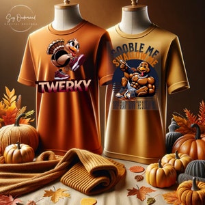 Puede incluir: Dos camisetas con temática de Acción de Gracias. La primera camiseta es naranja con un pavo de dibujos animados que lleva zapatillas y el texto "TWerky". La segunda camiseta es amarilla con un pavo de dibujos animados que lleva un traje de músculo y el texto "GOOBLE ME SWALLOW ME DEEP GRAVY DOWN THE SIDE OF ME".