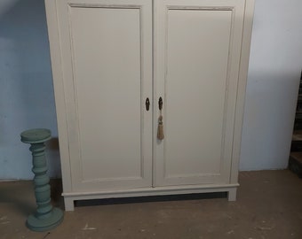 Antike Shabby Chic Kleiderschrank in Mocaa Kreidefarbe mit Handstange und 1 Regal