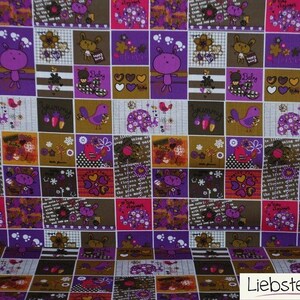 Könnte beinhalten: Lila, brauner und weißer Stoff mit einem sich wiederholenden Muster aus verschiedenen Tier- und Blumenmotiven. Der Stoff hat ein Patchwork-Design mit Quadraten und Rechtecken. Der Stoff wirkt verspielt und fröhlich.