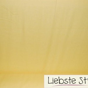 Könnte beinhalten: Ein einfarbiger gelber Stoffmuster. Der Stoff ist glatt und hat einen leichten Glanz. Der Stoff ist perfekt für Nähprojekte, Quilten und Basteln.