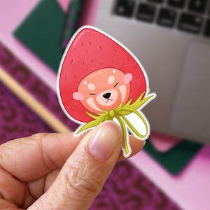 Panda roux autocollant brillant | Chapeau de fraise | Papeterie mignonne | autocollant pour tablette, téléphone, ordinateur | kawaii animal