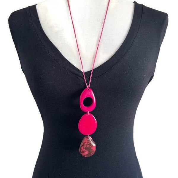 Long collier tagua en rose fuchsia TAG638, collier en ivoire végétal, collier de noix de tagua, bijoux faits main