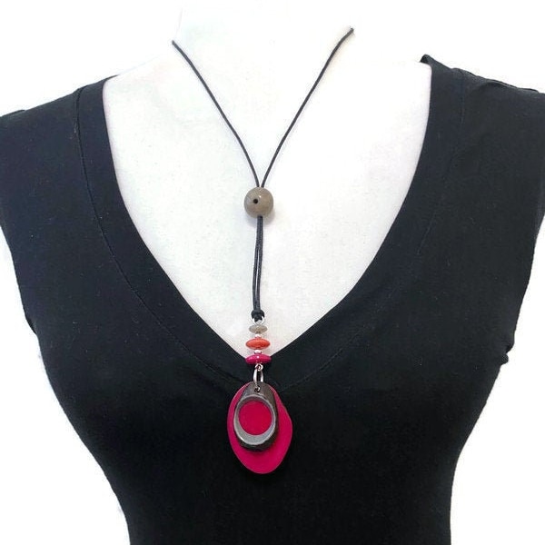 Collar largo de nuez de tagua en rosa y gris TAG519, collar de moda, collar de marfil vegetal rosa fucsia, joyería de nuez de tagua