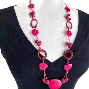 Collar largo de nuez de tagua TAG104, collar de marfil vegetal rosa fucsia, joyería de nuez de tagua