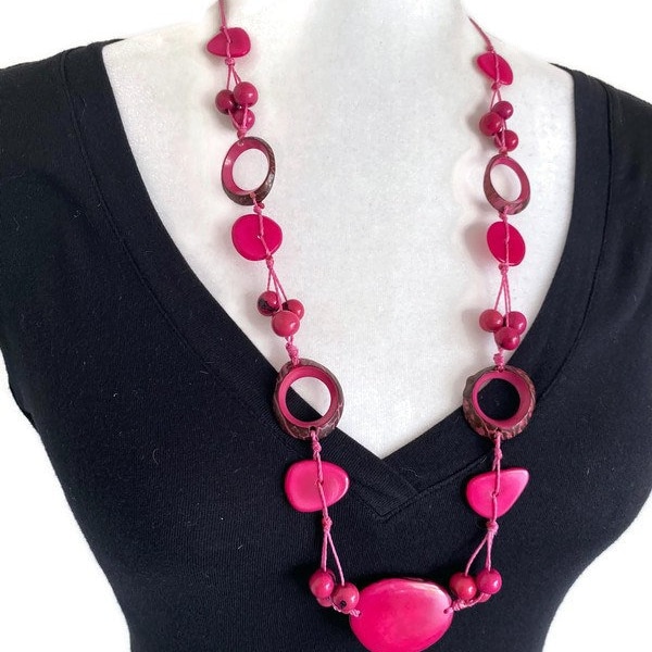 Collar largo de nuez de tagua TAG104, collar de marfil vegetal rosa fucsia, joyería de nuez de tagua