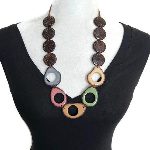 Collar de tagua en varios colores Tag753, joyería de nuez de tagua y cáscara de coco, collar largo en rosa, azul, marrón, beige, verde