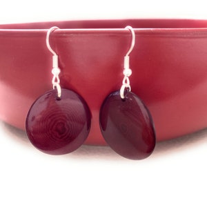 Bourgondische tagua-oorbellen TAG272, biologische oorbellen, handgemaakte tagua-sieraden