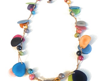 Collar de Tagua Multicolor Tag695, Joyería de Nuez de Tagua, Collar en Rosa, Violeta, Azul, Amarillo y Verde