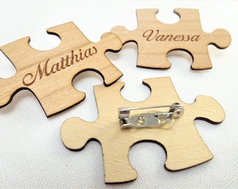 Puzzleteil, Namensschild, Platzkarte, Tischkarte, Gastgeschenk, Anstecker für Hochzeit, Holz Puzzleteil mit Anstecknadel