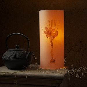 Lampada di carta giapponese con fiore d'accento, paralume per lampada da scrivania con motivo floreale botanico, lampada asiatica con natura cottage, lampada da comodino moderna