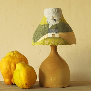 Lampada in cartapesta fatta a mano, lampada con decoro rustico, paralume boho, lampada da tavolo, lampada da comodino, natura slow living, lampada da cottage, lampada da scrivania, ceramica