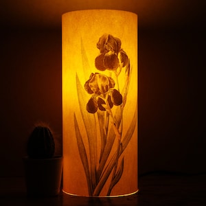 Lampada di carta giapponese floreale Iris, lampada da comodino con fiori viola, paralume estetico, lampada lanterna di carta, regali per la nuova casa