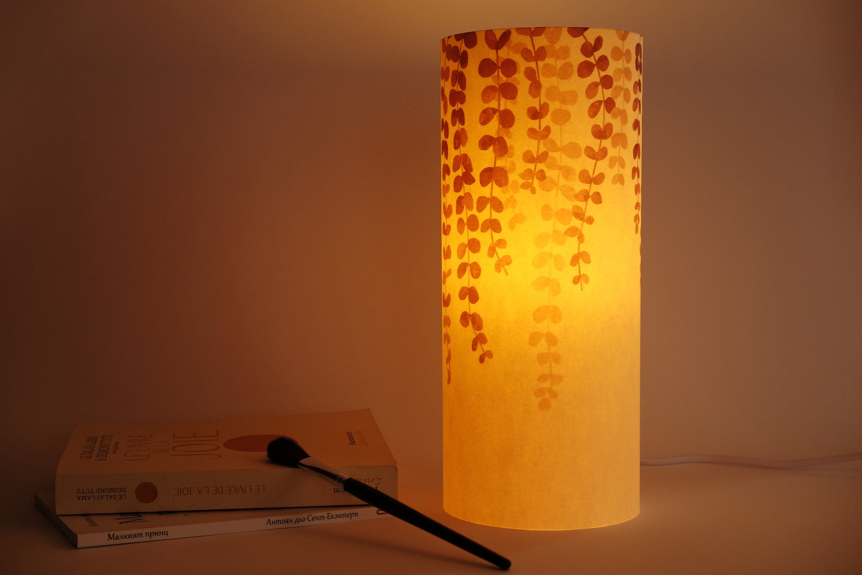 ACMHNC Reispapier Lampe Retro Reispapier Nachttischlampe mit Weiß Schirm  Dekoration Schlafzimmer Tischleuchte, E14 Fassung Max.25W, 1,8 Meter kabel,  Papierlampe Wohnzimmer Deko Lampe, H 23cm : : Beleuchtung