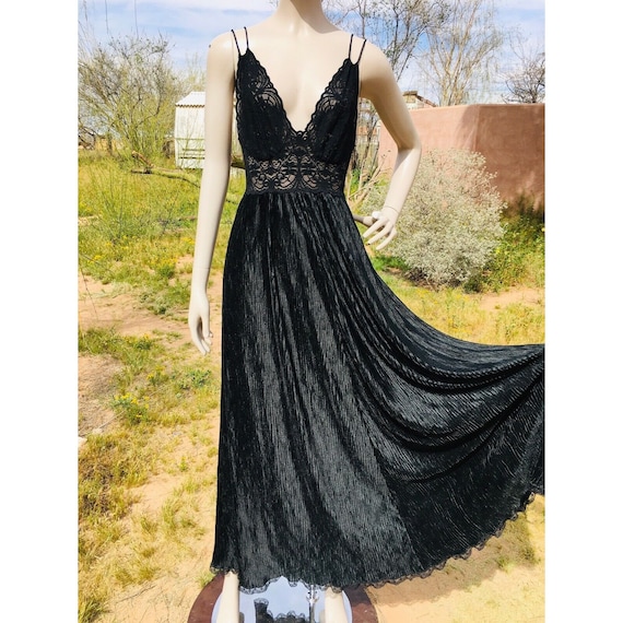 Vintage 1970's Lucie Ann Pleated Sweeping Peignoir