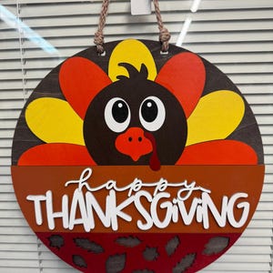 Tabliczka na drzwi z napisem "Wesołego Święta Dziękczynienia" | Świąteczna, wisząca tabliczka na drzwi z napisem "Jesienne Święta" | Ręcznie wykonany, warstwowy drewniany napis na drzwi z okazji Święta Dziękczynienia | Tabliczka na drzwi z indykiem