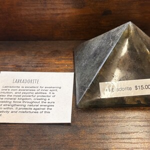Pyramide de labradorite