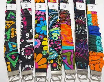 Handgemaakte katoenen scrunchiesleutelhangersleutelhangerset: bloemen leraar ID-badgehouder