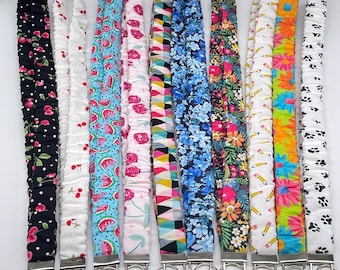 Handgemaakte katoenen scrunchiesleutelhanger en sleutelhanger: bloemen leraar ID-badgehouder