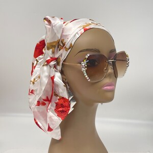 Omkeerbare satijnen motorkap: rode bloemenprint, omslagrand