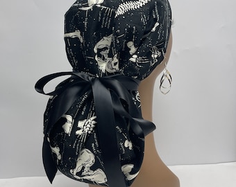 Gorro quirúrgico ajustable con estampado de poni: algodón con esqueleto que brilla en la oscuridad y forro de satén.