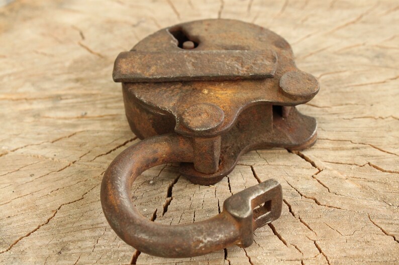 Old Barn Super-cheap Lock. Vintage Rusty Genuine Retro Paint Soviet Padlock. Phoenix Mall