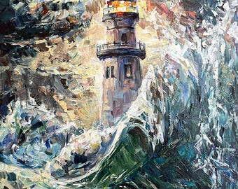Può includere: Dipinto a olio di un faro in mezzo a un mare in tempesta. Il faro, con la sua luce accesa, si erge contro le nuvole scure e vorticose e le onde che si infrangono. L'opera d'arte utilizza una tavolozza di blu, verdi e bianchi.