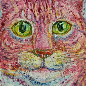 Puede incluir: Pintura de primer plano de un gato rosa con ojos verdes. El pelaje del gato está pintado con gruesos trazos de pintura rosa, blanca y amarilla. La nariz del gato es roja y sus bigotes son blancos.