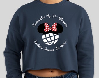 Könnte beinhalten: Ein marineblauer, kurzer Pullover mit einem weißen Aufdruck von Mickey Mouse-Ohren mit einem Globus darin und dem Text "Celebrating My 21st Birthday Drinking Around The World".