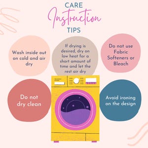 Puede incluir: Una lavadora amarilla con una tapa rosa y un fondo azul. La imagen incluye texto que dice "CARE Instruction TIPS" y proporciona instrucciones para lavar y secar la ropa. Las instrucciones incluyen: Lavar del rev&eacute;s con agua fr&iacute;a y secar al aire, Si se desea secar, secar a baja temperatura durante un corto per&iacute;odo de tiempo y dejar que el resto se seque al aire, No usar suavizantes ni lej&iacute;a, No limpiar en seco, Evitar planchar sobre el dise&ntilde;o.