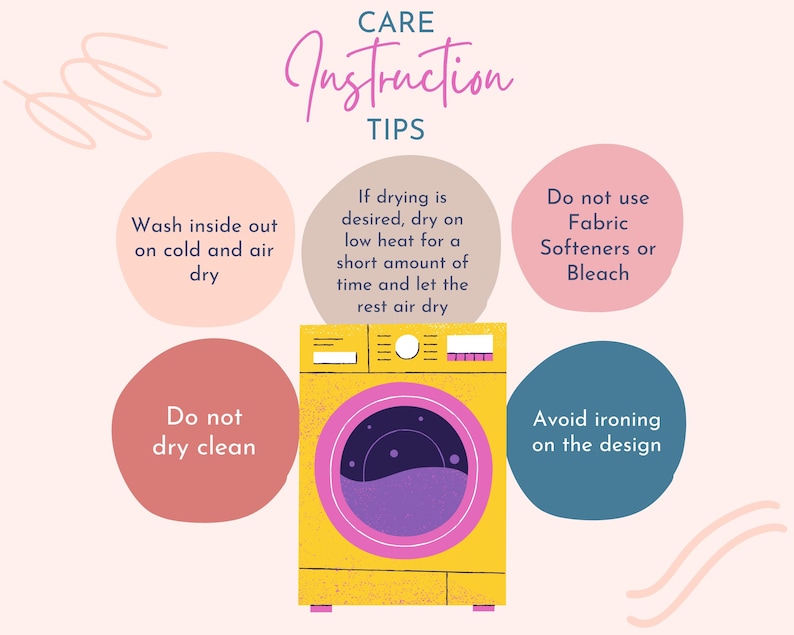 Puede incluir: Una lavadora amarilla con una tapa rosa y un fondo azul. La imagen incluye texto que dice "CARE Instruction TIPS" y proporciona instrucciones para lavar y secar la ropa. Las instrucciones incluyen: Lavar del rev&eacute;s con agua fr&iacute;a y secar al aire, Si se desea secar, secar a baja temperatura durante un corto per&iacute;odo de tiempo y dejar que el resto se seque al aire, No usar suavizantes ni lej&iacute;a, No limpiar en seco, Evitar planchar sobre el dise&ntilde;o.