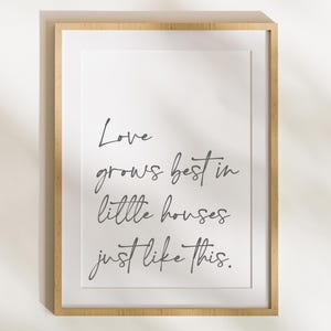 l'amour pousse mieux dans des maisons comme celle-ci | Conception de calligraphie manuscrite | Devis famille et maison | Parfait pour la décoration intérieure et les enseignes de bricolage