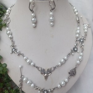 Precioso conjunto de traje tradicional de 3 piezas. hecho de perlas blancas en grupos de 3 y zarcillos de flores imagen 1