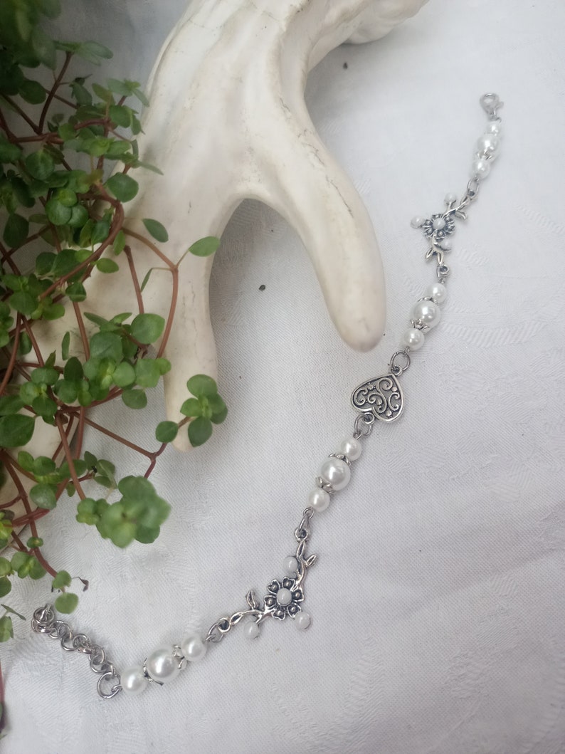 Wunderschönes Trachtenset 3-tlg. aus weißen Perlen in 3er-Gruppen und Blumen-Ranken Trachten-Armband