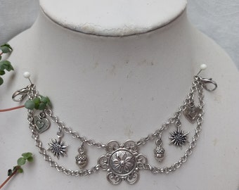 Flottes Charivari mit Blumenkette + 2-reihigen Ketten mit vielen Trachten-Charms