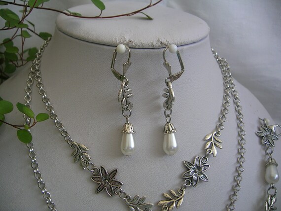 Hochzeit mit Blümchen Tropfen Zartes Perlen-Trachtenschmuck-Set weiß 3-tlg Hochzeit mit Blümchen Tropfen Zartes Perlen-Trachtenschmuck-Set weiß 3-tlg