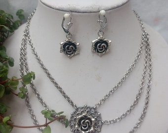 Pretty choker chain set 3-row with filigree rose ornament antique silver traditional costume jewelry