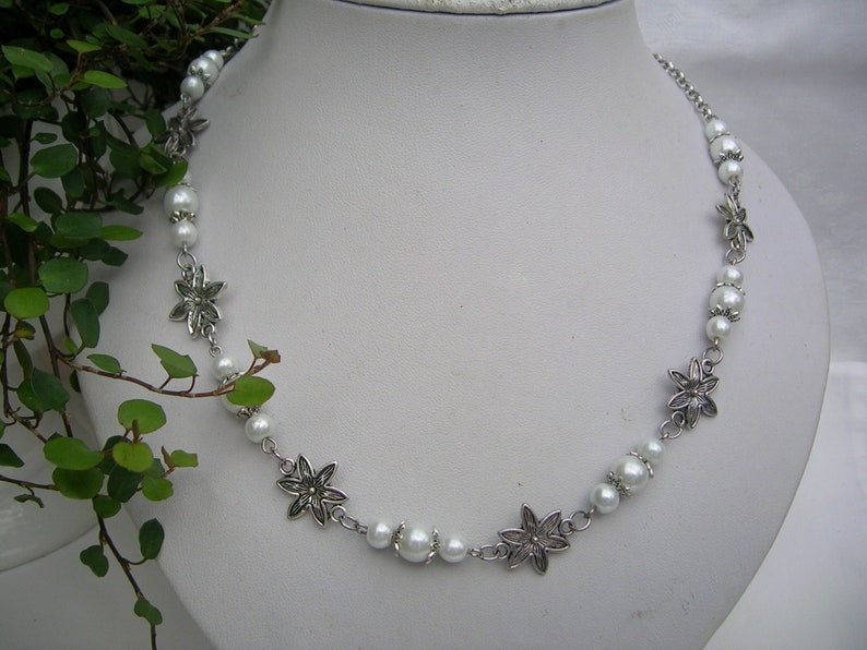 Edles Trachtenset 3-tlg. 3er-Gruppen Perlen weiß schimmernd, Halskette, Armband und Ohrringe Halskette