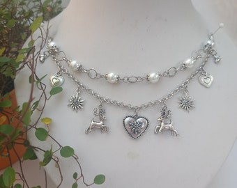 Chices Charivari Miederkette 2-rhg. aus Ringen, weißen Perlen + vielen Trachten-Charms