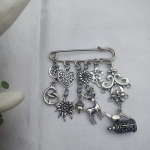 Exclusive Trachten-Broschennadeln mit vielen traditionellen Charms