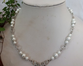 Ausgefallene Trachten-Halskette mit Hirsch-Geweih + Perlengruppen in strahlendem weiß