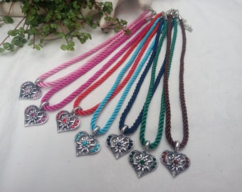 Collar de cordón clásico con colgante de corazón + edelweiss + pedrería - elección de colores