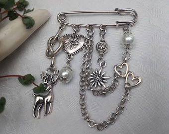 Exclusive Trachten-Broschennadel mit vielen Charms + weißen Cabochons + Perlen