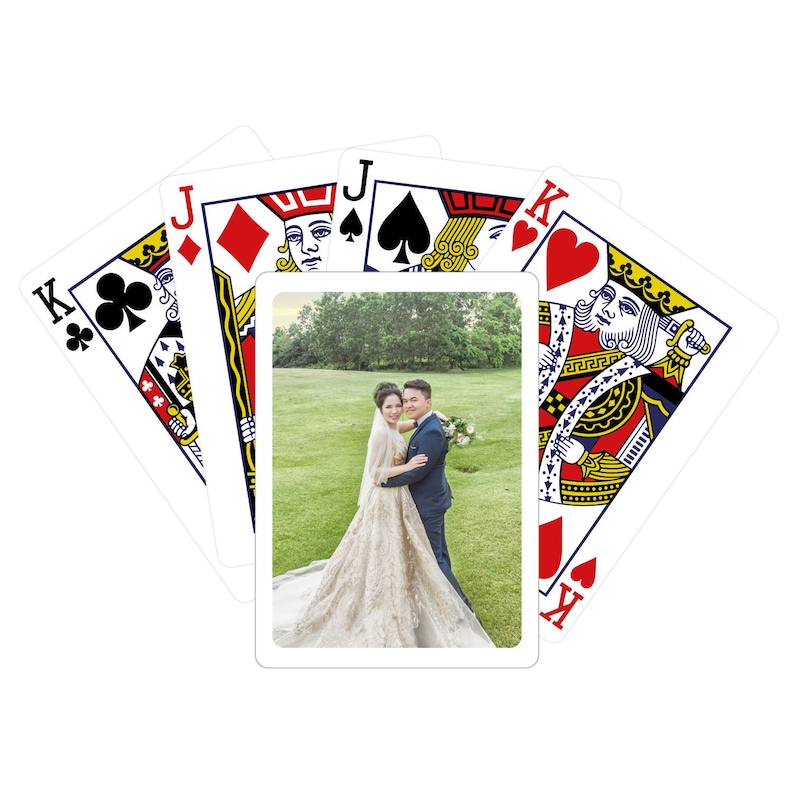 Puede incluir: Un juego de cartas con una foto personalizada de una pareja en un entorno de boda. La foto est&aacute; en la carta del Rey de Corazones, y las otras cartas son el Jack de Diamantes, el Jack de Picas y el Rey de Tr&eacute;boles.
