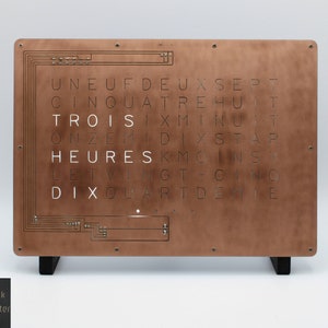 Word Clock Design LED-Buchstaben Französischer Text Wohnzimmerdekoration Industrial Style WordClock von StarkAllister Farbe Schwarz