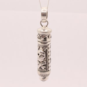 Sterling Silber Schädel gekreuzte Knochen Edelstein Gift Medaillon, Stash Medaillon, Wunsch Medaillon, Gothic Sterling Silber Schädel Gift Medaillon