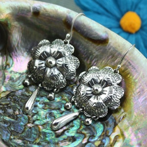 Boucles d'oreilles en filigrane de fleurs faites main par l'artiste primé Carlos Ortega