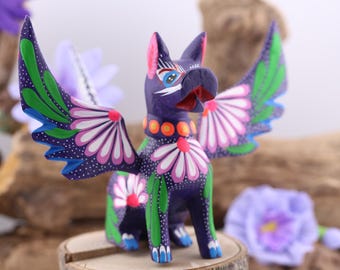 Geflügelter Hund ""Alebrije"" Hand geschnitzt und bemalt von Oscar Carrillo."